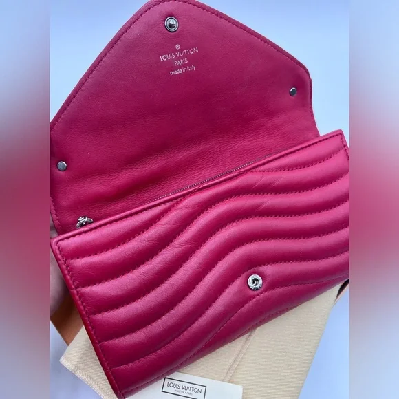 LOUIS VUITTON New Wave Long Wallet/Wristlet
Quilted Leather Rouge - Picture 13 of 16
